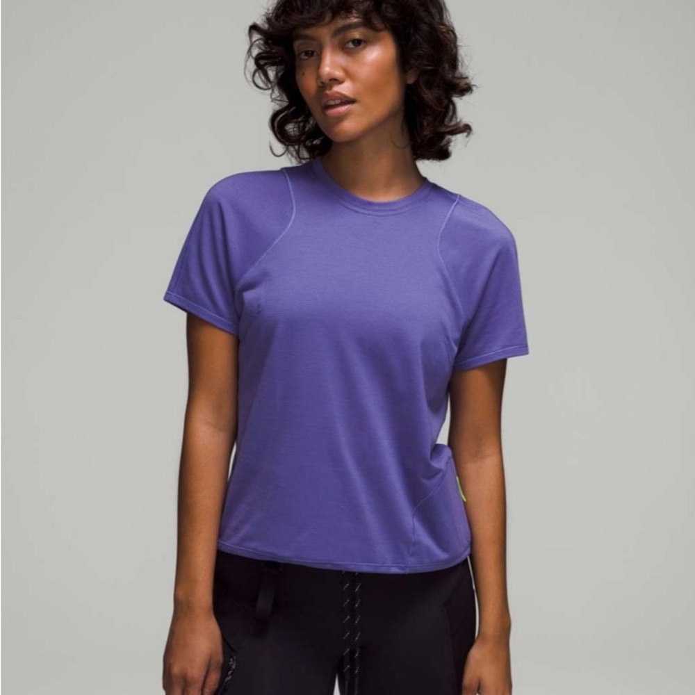 Lululemon Lightweight Cinched Hem
Hiking T-Shirt in Charged Indigo Sz 6